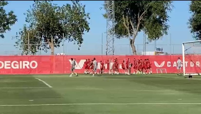 Captura de vídeo del entrenamiento del Sevilla FC con la presencia de Erik Lamela. Foto: @jmrodriguezper