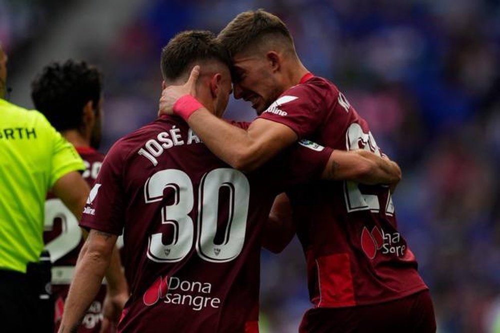 José Ángel Carmona y Kike Salas, en el RCD Espanyol - Sevilla FC. Foto: LaLiga