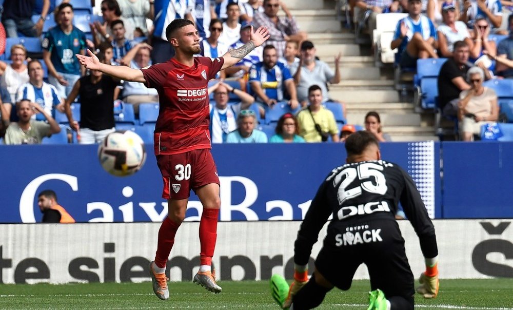 El jugador del Sevilla FC, José Ángel Carmona, marcó dos goles, dio una asistencia y emocionó a la afición sevillista en el primer trinfo del conjunto de Julen Lopetegui en esta temporada. Foto: SFC Media