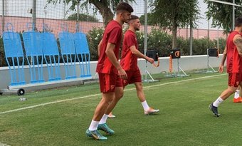 José Ángel Carmona y Kike Salas, en el entrenamiento del Sevilla FC. Foto. @jmrodriguezper
