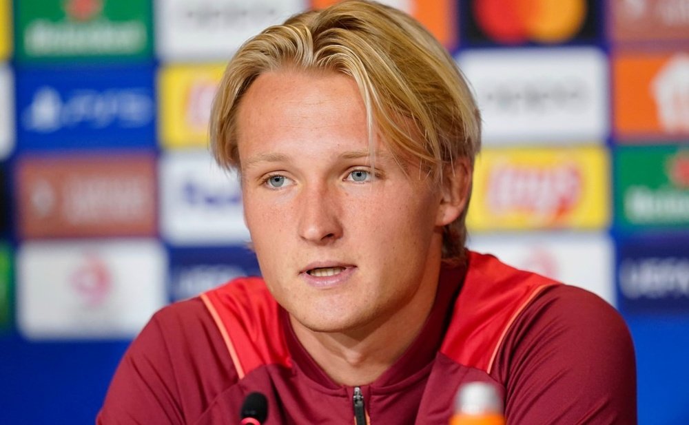 El jugador del Sevilla FC, Kasper Dolberg, en la rueda de prensa previa al partido de Champions ante el Copenhague en Dinamarca, su país natal. Foto: SFC Media.