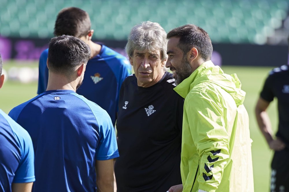 Manuel Pellegrini charla con Claudio Bravo y Álex Moreno durante el entrenamiento del Real Betis. (Salva Castizo)