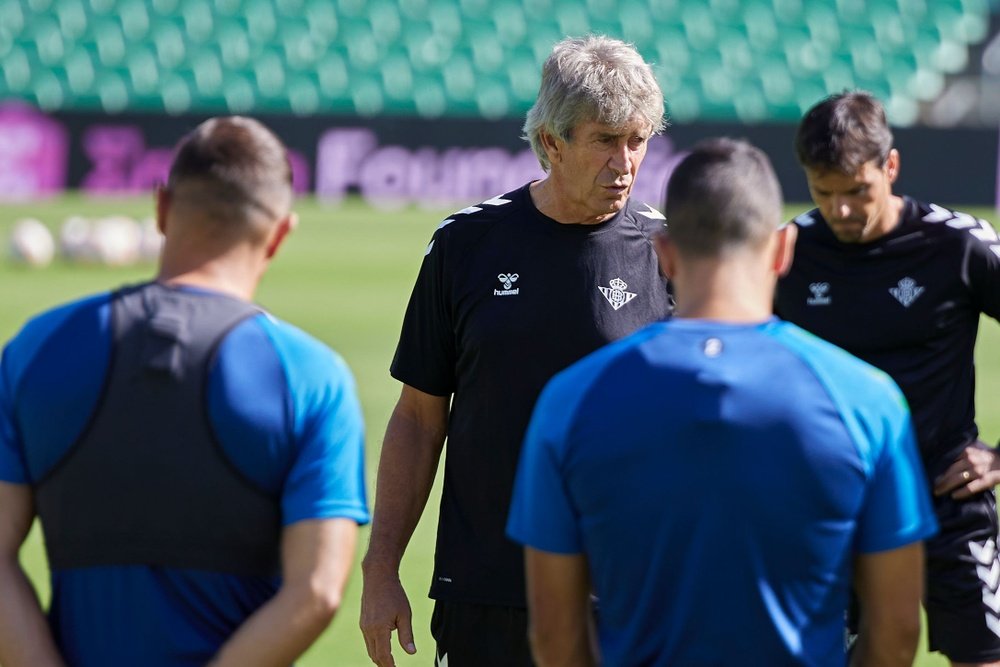 Manuel Pellegrini conversa con sus jugadores durante el entrenamiento de este miércoles.- Salva Castizo