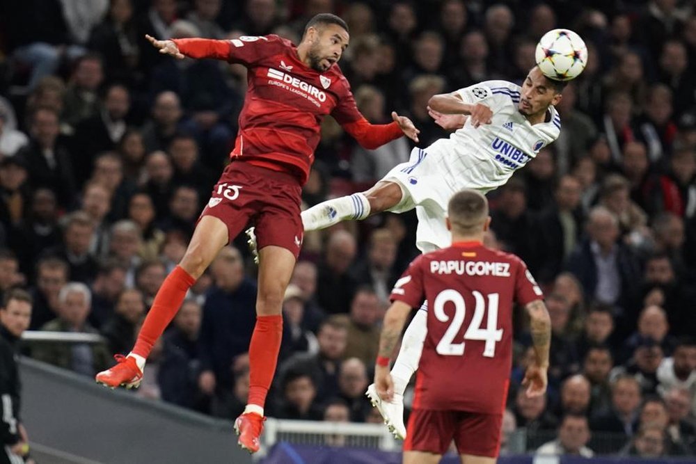 En Nesyri pugna un balón aéreo contra un futbolista del Copenhague en el encuentro correspondiente a la segunda jornada de Champions. Foto: UEFA.