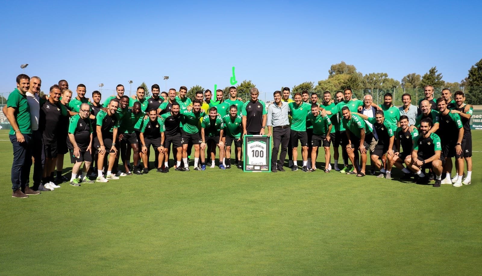 Manuel Pellegrini es homenajeado el día de su cumpleaños por sus 100 partidos al frente del Betis. (Real Betis)