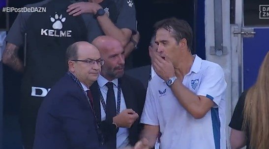 El todavía entrenador del Sevilla FC, Julen Lopetegui, se tapa la boca al hablar con Monchi y Pepe Castro. Foto: SFC Media