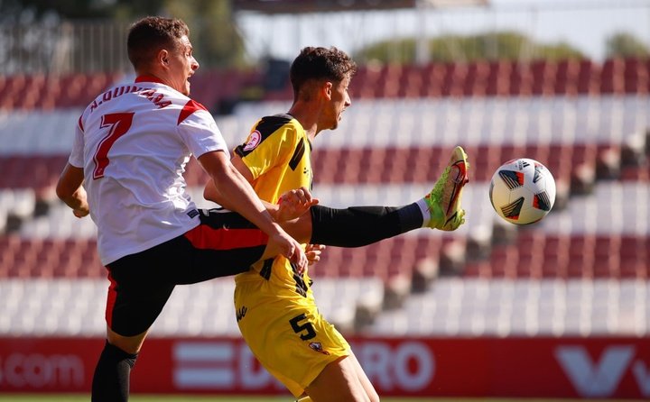 Nacho Quintana en un lance del Sevilla Atlético - San Roque de Lepe. Foto: @CanteraSFC