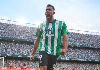 Borja Iglesias, delantero del Real Betis, celebra el gol de la victoria ante el Girona, el segundo que anotaba este domingo.- RBB