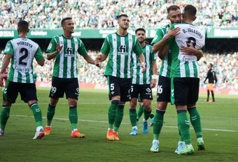 Los jugadores del Real Betis celebran con Borja Iglesias el primer gol anotado por este ante el Girona.- RBB