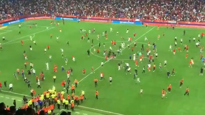En el amistoso Marruecos 2-0 Chile hubo problemas de seguridad tanto en los accesos como a la conclusión del partido, con una invasión de campo cuando los jugadores aún estaban en el terreno de juego. Foto: Captura Twitter