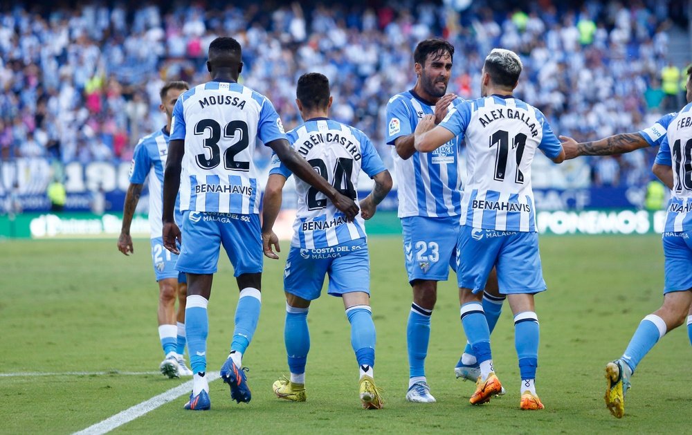 Los jugadores del Málaga CF atienden a órdenes de Pepe Mel en una pausa de refresco del 1-1 contra el Villarreal B de la Segunda División 2022-23. Marilú Báez
