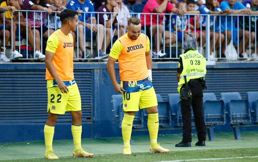 El malagueño Javi Ontiveros calentó en la grada de La Rosaleda pero no saltó al terreno de juego con el Villarreal B contra el Málaga CF. Marilú Báez
