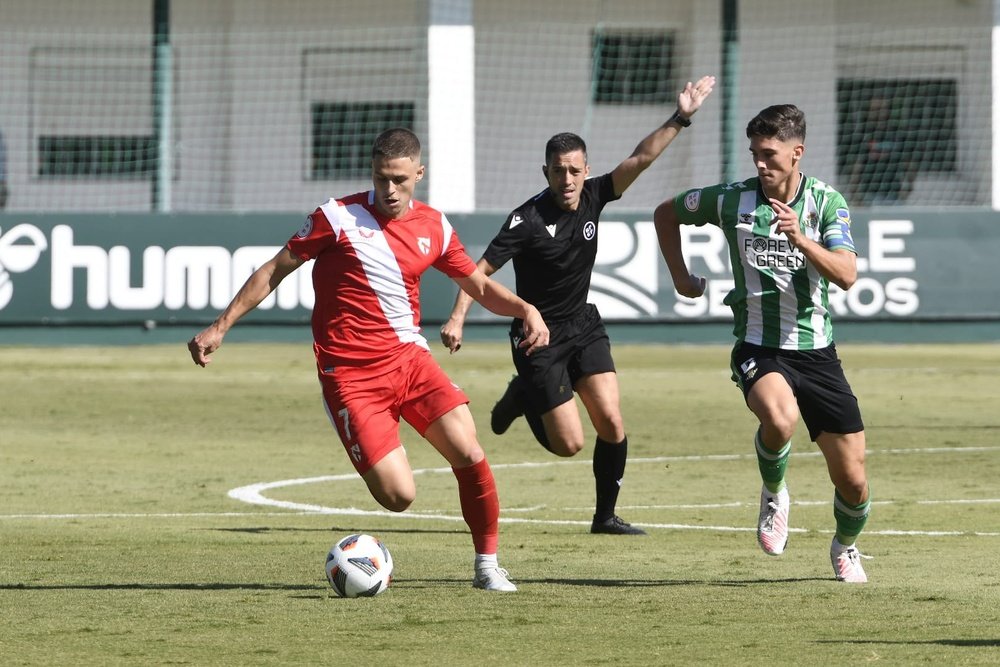 Nacho Quintana, en una acción del Betis Deportivo - Sevilla Atlético. Foto: @CanteraSFC