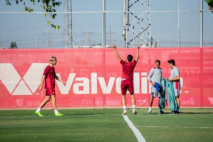 Delaney bromeando con Kasper Dolberg en el entrenamiento del Sevilla FC. Foto: @MarioMijenz