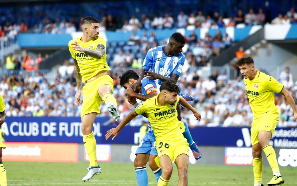 Moussa Diarra salta para cabecear un balón en el Málaga CF 1-1 Villarreal B de la Segunda División 2022-23. Marilú Báez