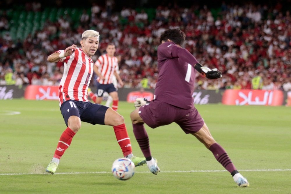 Yassine Bono regatea a Enciso en el Marruecos - Paraguay. Foto: @Albirroja.