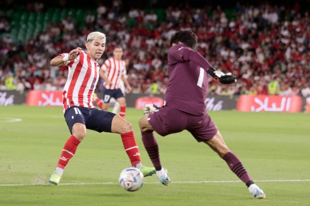 Yassine Bono regatea a Enciso en el Marruecos - Paraguay. Foto:  @Albirroja.