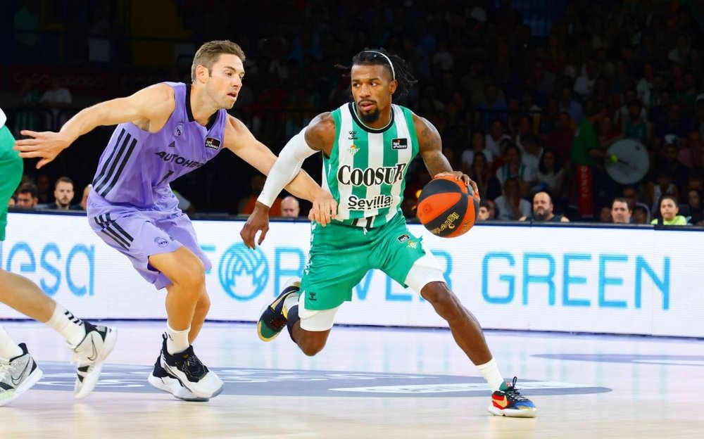 La Supercopa de españa fue la última competici´n jugada por el RTeal Betis Baloncesto con el patrocinio principal de Coosur. En la imagen, Shanon Evans. - RBB