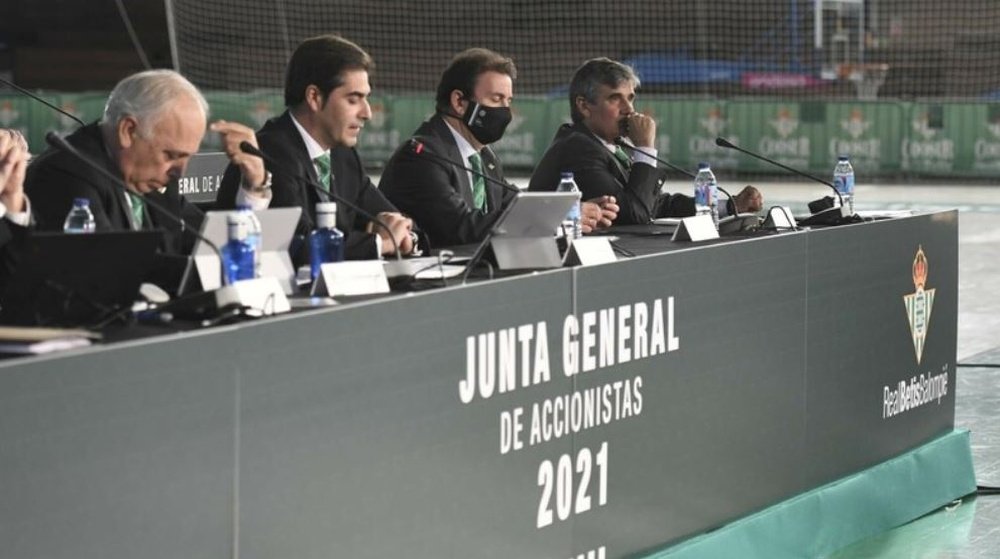 El presiente del Real Betis se dirige a los presentes durante la última Junta de Accionistas. RBB