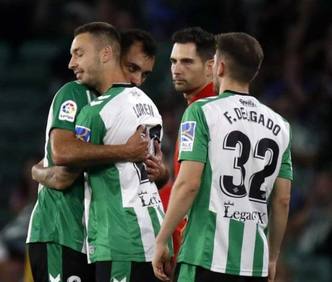 Loren Morón se abraza con Borja Iglesias al entrar desde el banquillo en el Betis - Elche. (Twitter Loren Morón)