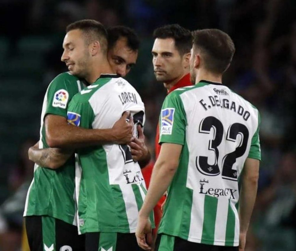 Loren Morón se abraza con Borja Iglesias al entrar desde el banquillo en el Betis - Elche. (Twitter Loren Morón)