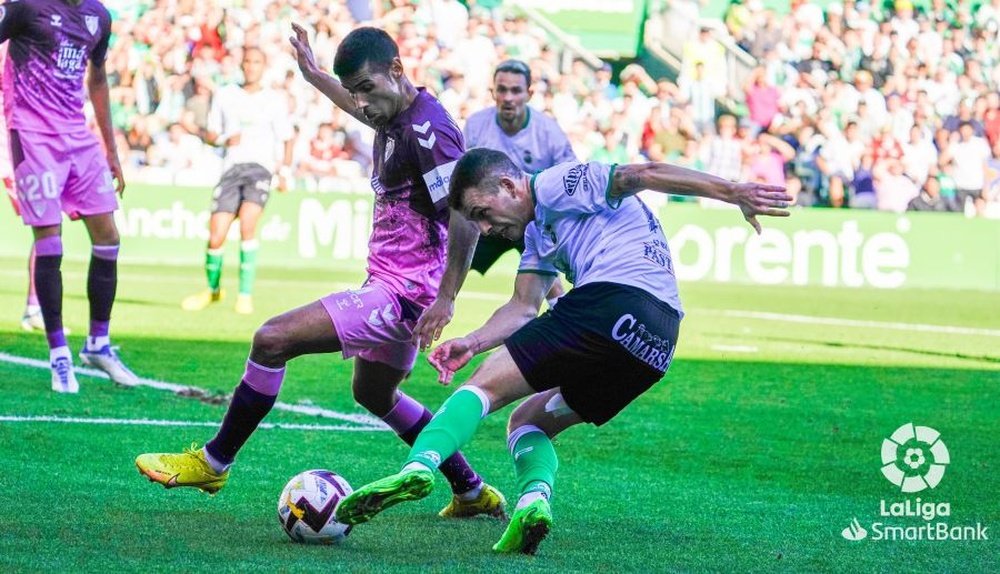 Juanfran defiende a un atacante del Racing en el partido del Málaga CF en El Sardinero. LaLiga