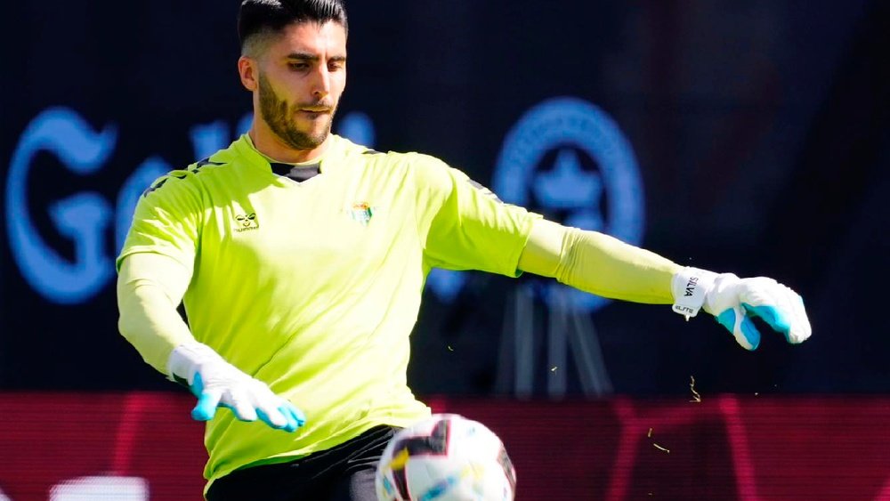Rui Silva, portero del Betis, calentando antes del choque ante el RC Celta. (RBB)