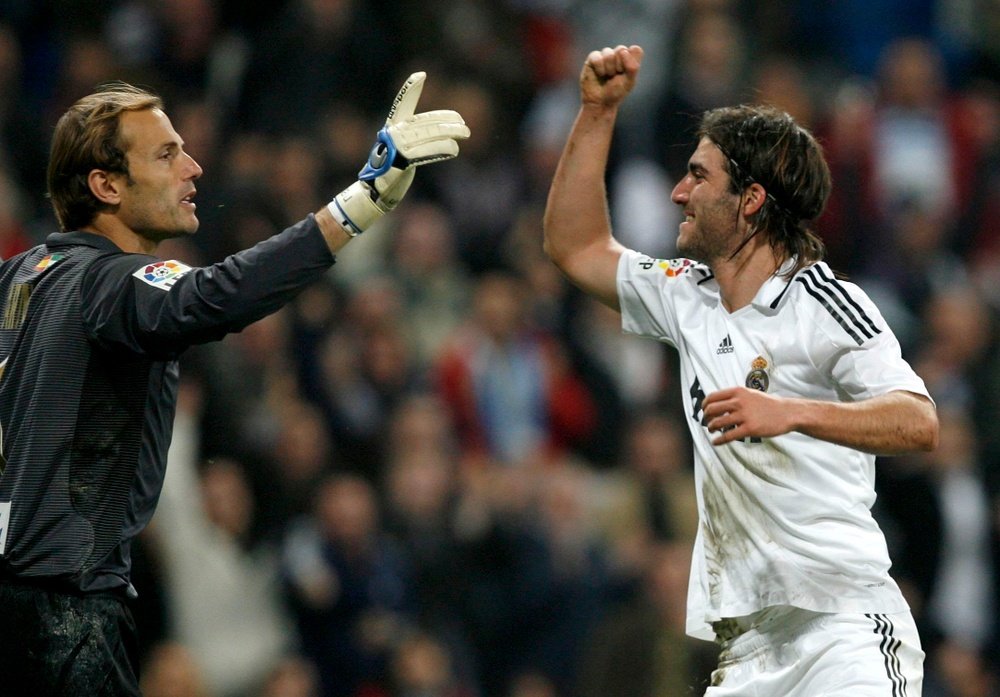 Gonzalo Higuaín (derecha) celebra uno de los goles de esa noche ante Francesc Arnau, portero del Málaga CF en ese partido de la temporada 2008/09. EFE/Juan Carlos Hidalgo