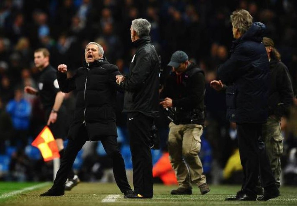 Mourinho celebra en la cara de Pellegrini el 0-1 del triunfo del Chelsea ante el City en febrero de 2014.