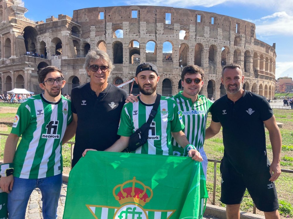 Aficionados béticos con Manuel Pellegrini en el Coliseo de Roma.