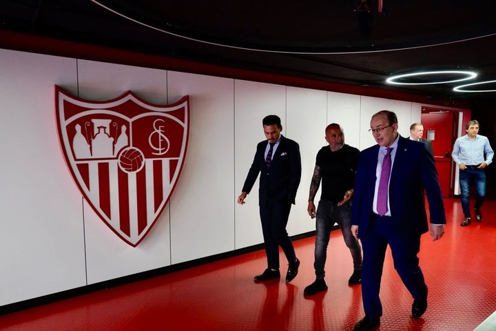 Jorge Sampaoli con José Castro y José María del Nido Carrasco en el Ramón Sánchez-Pizjuán. Foto: Sevilla FC.