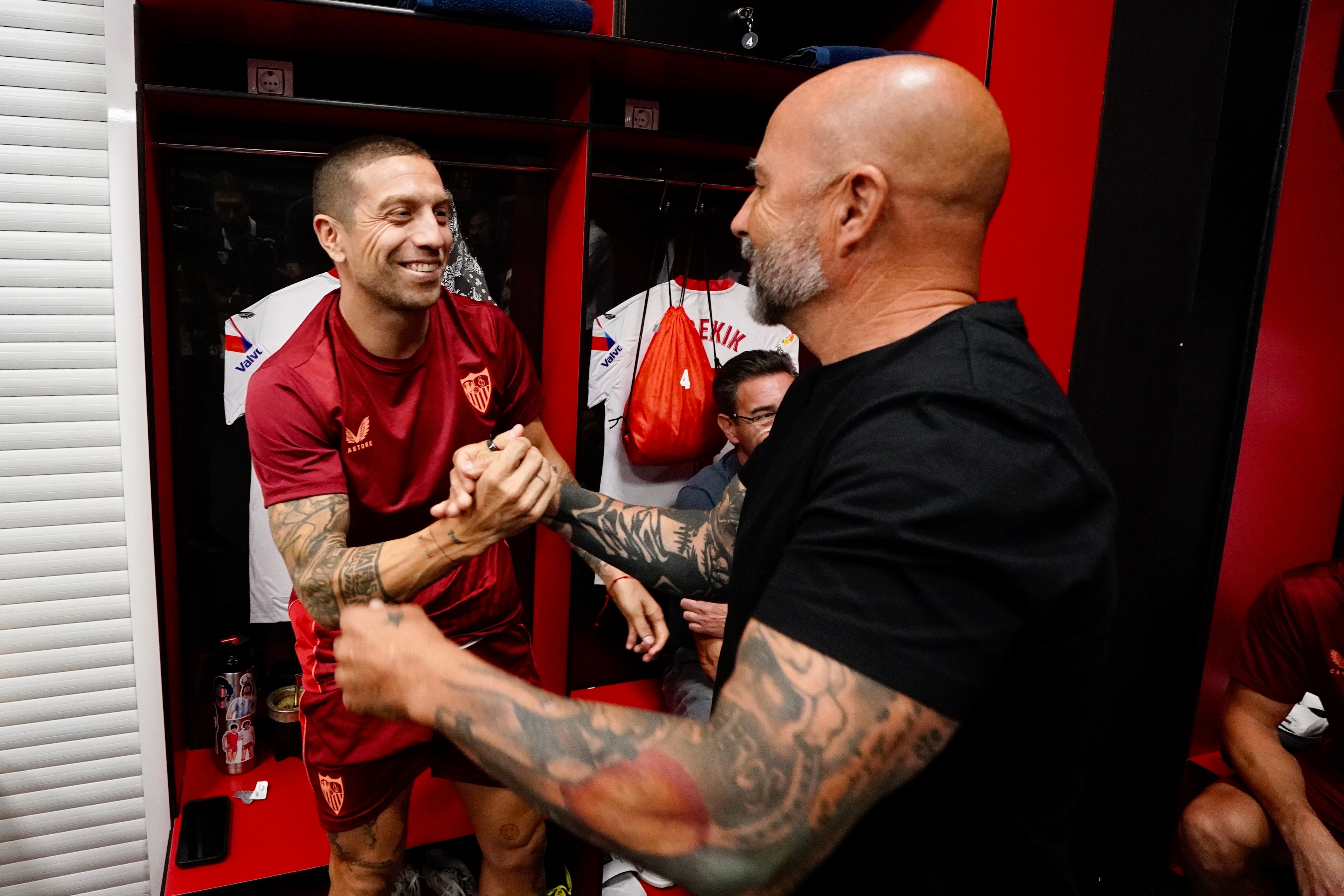 Jorge Sampaoli saluda a Papu Gómez en el vestuario del Ramón Sánchez-Pizjuán. Foto: Sevilla FC.