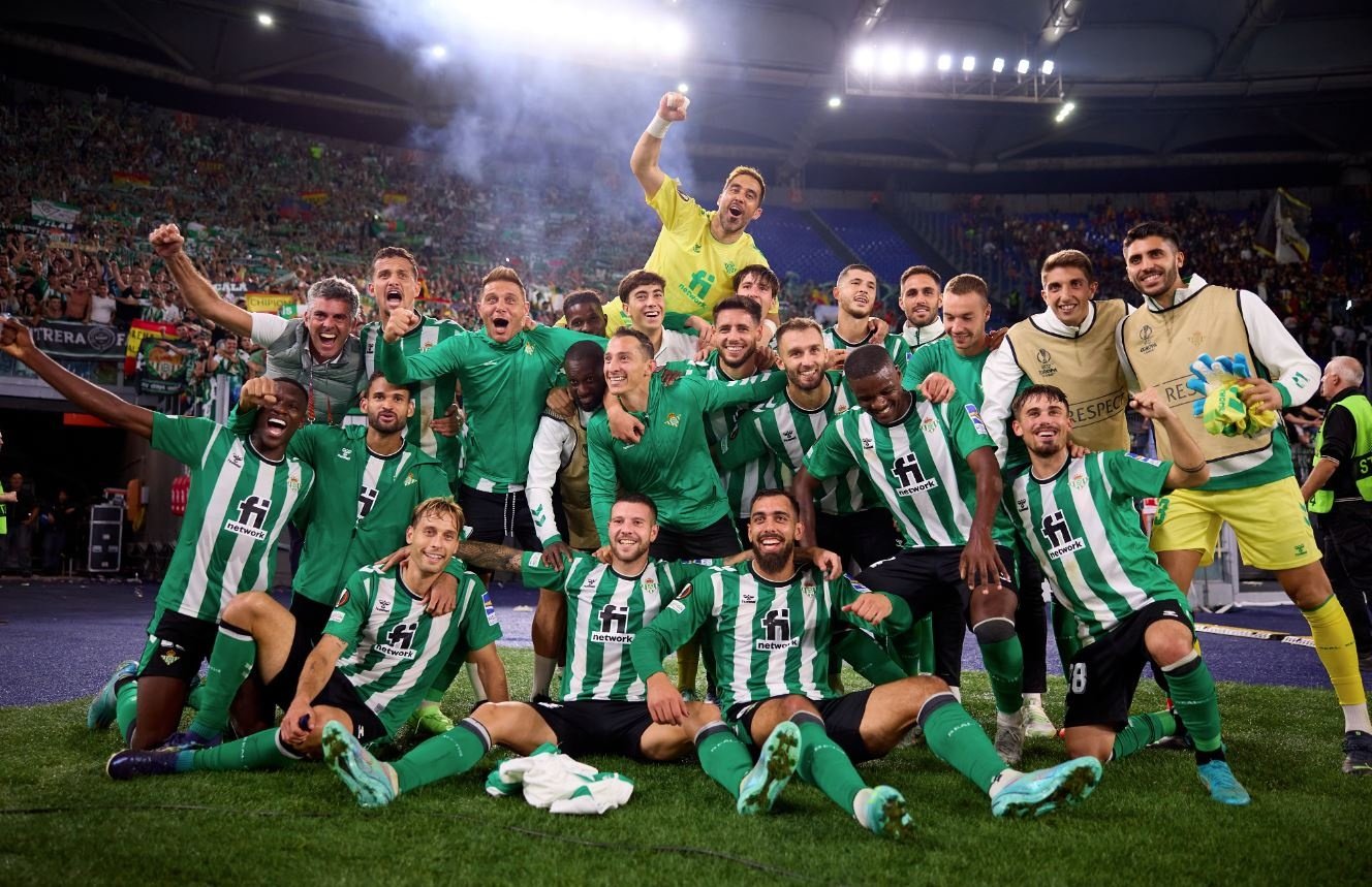 Los jugadores del Real Betis celebran con sus aficionados el gran triunfo logrado en el Olímpico ante la Roma.- RBB