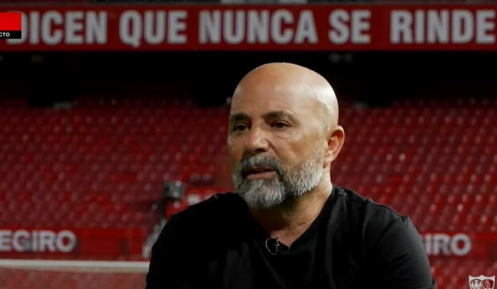 El entrandor del Sevilla FC, Jorge Sampaoli, en su primera entrevista, concedida a los medios del club. Foto: SFC Media