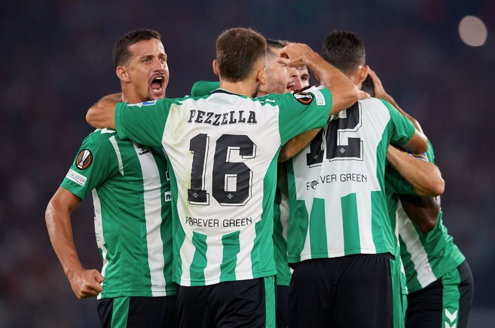 Luiz Felipe celebra junto a Pezzella y otros compañeros del Real Betis el triunfo en el Estadio Olímpico de Roma.-  RBB