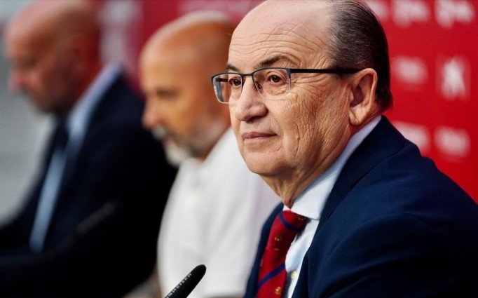 El presidente del Sevilla FC, Pepe Castro, junto a su nuevo entrenador, Jorge Sampaoli, en el acto de presentación del argentino como sustituo de Julen Lopetegui. Foto: Pablo Sánchez