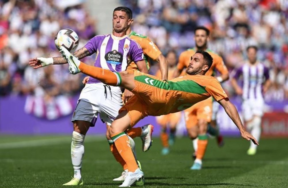 Víctor Ruiz despeja un balón ante Sergio León en el Nuevo Zorrilla.- Efe