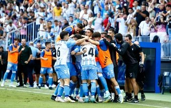 Los jugadores del Málaga CF celebran el tanto de Cristian ante el Lugo, el que sirvió para abrir la lata. Marilú Báez