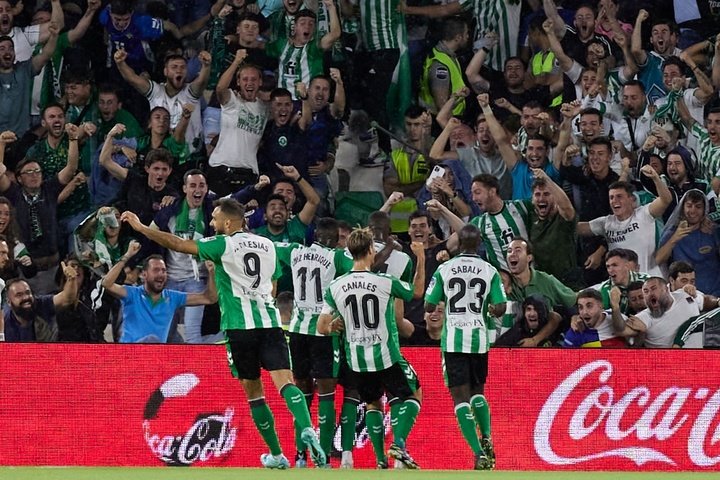 Los jugadores del Real Betis celebran el primer gol de William Carvalho al Almería.- Salva Castizo