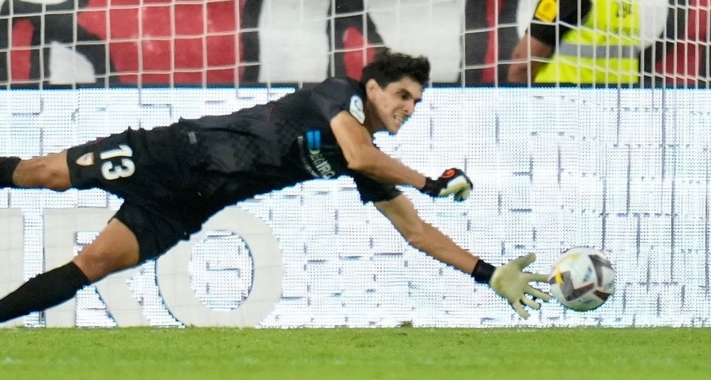 Bono detiene el penalti a Gayá en el Sevilla- Valencia. Foto: Sevilla FC.