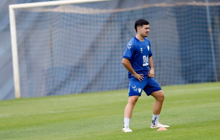 Ramón Enríquez, durante el entrenamiento de esta mañana con el Málaga CF. Marilú Báez