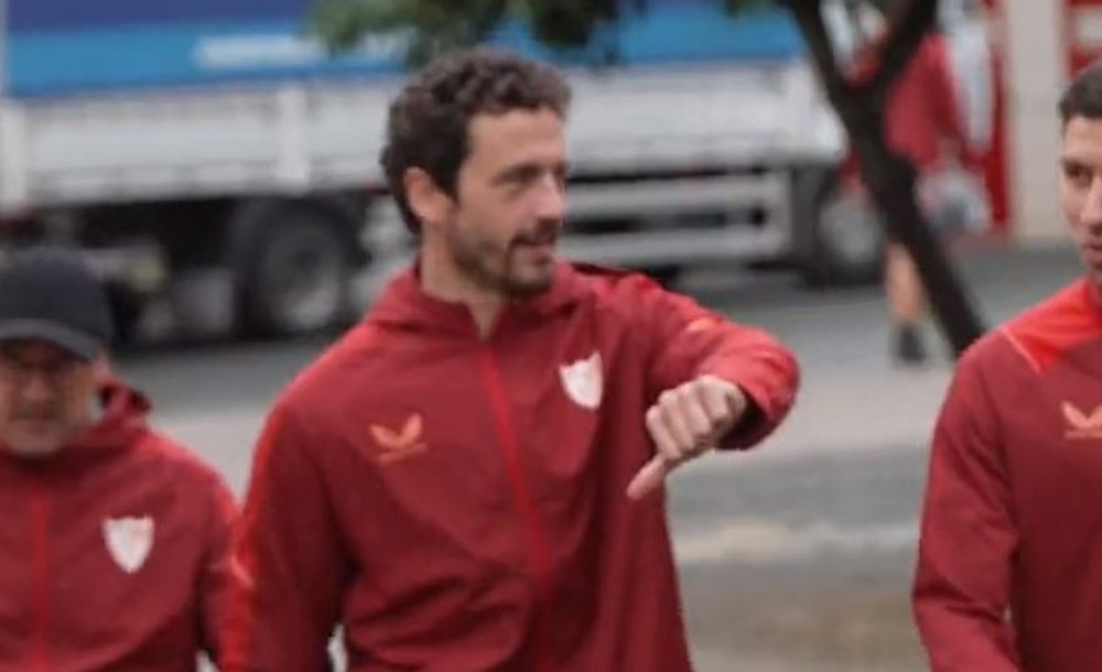 El jugador del Sevilla FC, Tomas Delaney, señala con el pulgar hacia abajo en el entrenamiento previo de su equipo al partido ante el Real Madrid en el Santiago Bernabéu. Foto: SFC Media