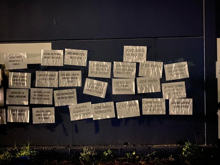 Algunos de los mensajes que han aparecido esta madrugada en la pared del Anexo de La Rosaleda del Málaga CF. @DeportesCopeMalaga
