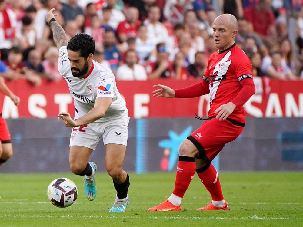 Isco Alarcón frente a Isi, en el Sevilla FC - Rayo Vallecano. Foto: @SevillaFC