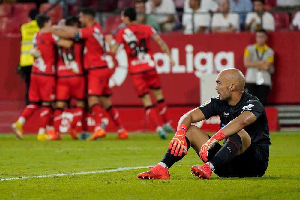 Dmitrovic se lamenta desde el suelo mientras los jugadores del Rayo celebran el tanto de Álvaro García. Foto: Sevilla FC.