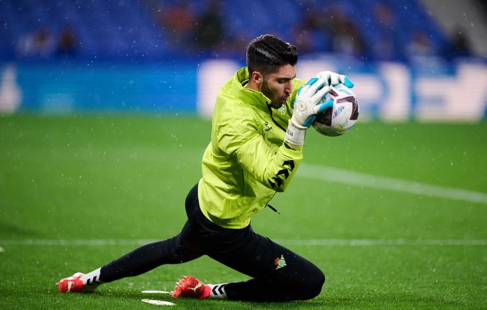 Rui Silva caliente bajo la lluvia sobre el césped e Anoeta antes del Real Sociedaed - Real Betis de este domingo.-