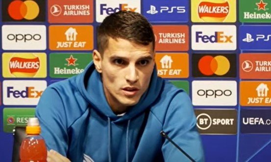 El jugador del Sevilla FC, Erik Lamela, en la rueda de prensa previa al partido de la sexta jornada de la fase grupos de la Champions, en la que el Sevilla se mide al Manchester City. Foto: SFC Media
