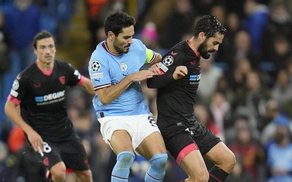 Isco y Gündogan, luchando un balón en el Etihad. Foto: @SevillaFC