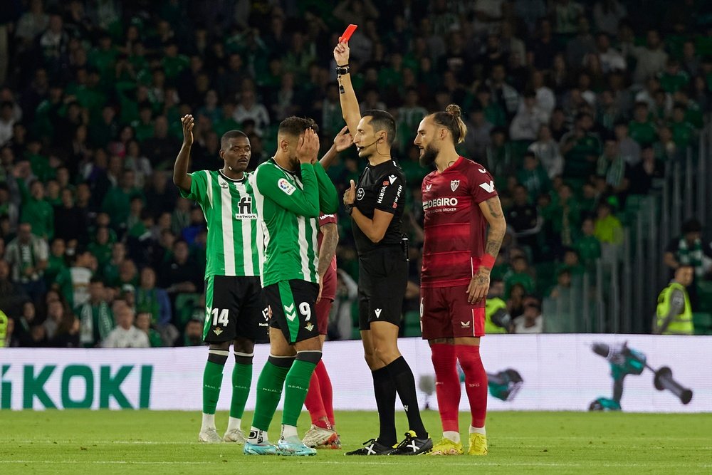 Sánchez Martínez expulsa a Borja Iglesias durante el derbi del pasado domingo. (Salva Castizo)