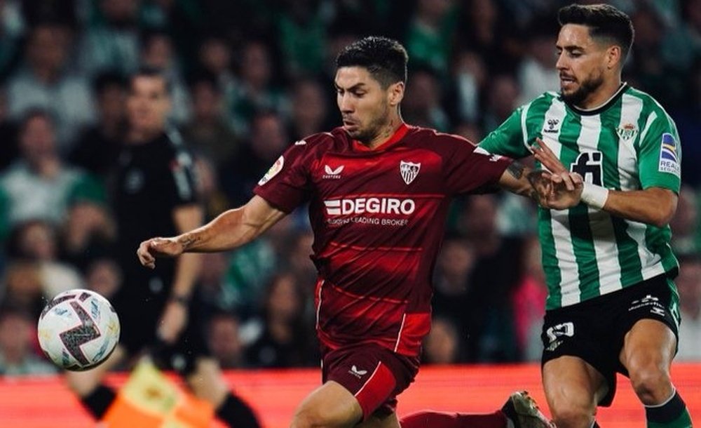 Montiel en una lucha con Álex Moreno en el derbi sevillano. Foto: @SevillaFC